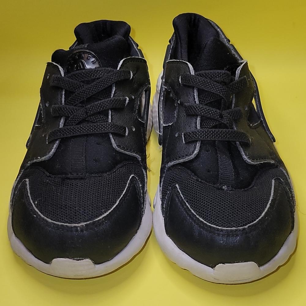 Size 10 boys black Nike Huaraches used